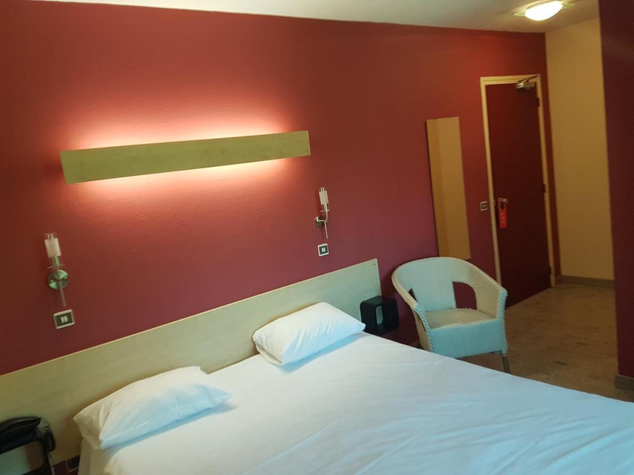 Hotel Point Bleu Фронтиньян Экстерьер фото